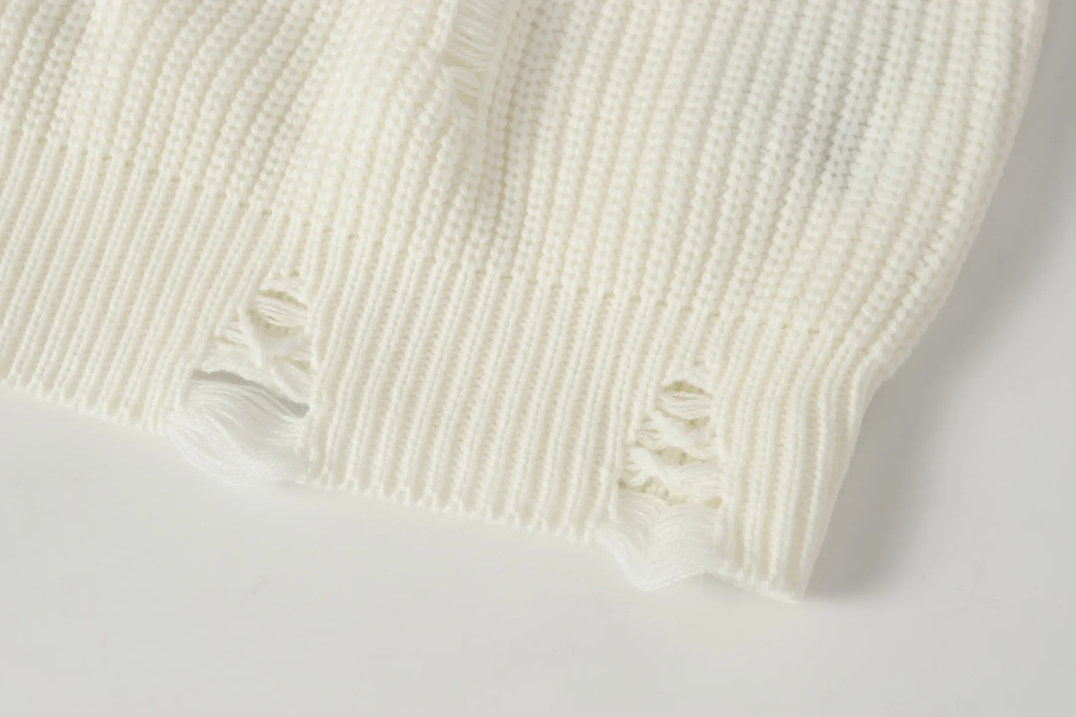 P270 #M902 Cross-border model, please do not place an order if you are pursuing quality - Chrome Hearts/Chrome Hearts cross leather✝️Frayed knitted sweater - High weight, high density and high quality. The wool is soft, delicate and skin-friendly. It feels soft and silky. It has excellent warmth and skin-friendly properties - Custom-woven and dyed with no color difference. No matter the fabric or workmanship details, it beats the ordinary version on the market - Hardware zipper accessories are all customized and full of details -Colour: off-white -Size: S M L XL